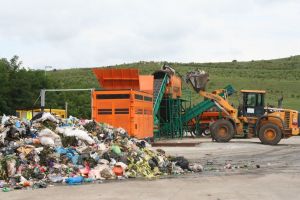 Accesul maşinilor cu gunoi, interzis temporar la depozitul de la Tărpiu