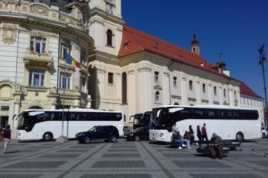 FOTO – Agitaţie în Piaţa Mare. Delegaţie importantă pentru pregătirea Summit-ului din Sibiu