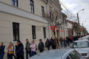 FOTO/VIDEO. Tensiuni la Electrolux. Greviştii cer demisia conducerii. Ministrul Muncii, chemat în stradă!