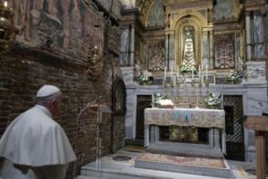 Video viral cu Papa Francisc refuzând să i se sărute mâna 