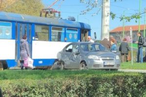 ACCIDENT în municipiu! Un tramvai A LOVIT un autoturism