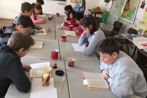 Metode inedite de predare la şcoala din Cârţa. Copiii merg cu drag la şcoală