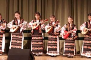 Cu mandolinele lor, fetiţele de la Albota au atins coarda sensibilă a publicului piteştean
