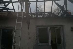 FOTO-ULTIMĂ ORĂ: O femeie din Țifeşti a făcut atac de panică după ce şi-a văzut casa în flăcări