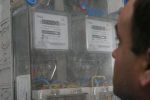 Metodă de înşelătorie inspirată din filme. Atenţie! Nu daţi drumul la uşă