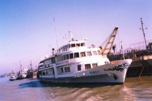 NAVA LUI CEAUȘESCU IN FLACARI! (galerie foto)