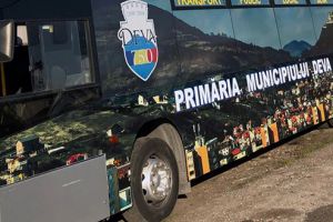 Elevii îşi pot ridica abonamentele gratuite pentru transportul local