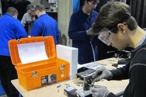 Tinerii, îndemnaţi să urmeze învăţământul profesional printr-o caravană de informare