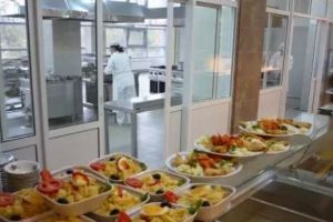 Cantine studenţeşti amendate: carne expirată, servicii ilicite, mâncare fără bon fiscal