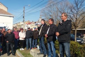 FOTO/VIDEO. Greva continuă la Electrolux: ,,Lupul nu-şi schimbă năravul”. Muncitorii nu cedează