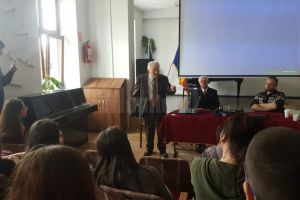 Lecţie de istorie cu foştii deţinuţi politici Radu Bercea şi Toma Filaret, la Colegiul de ...