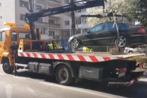 FOTO/ VIDEO: Maşină parcată neregulamentar în Alba Iulia ridicată în prezenţa Poliţiei Locale