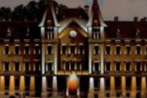 Priorităţi fără prioritate! În loc de drumuri, reţea de apă sau curăţenie, se renovează pe interior clădirea Primăriei