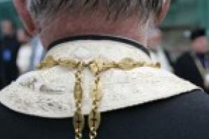 VIDEO: Slujitor al Domnului: “Sunteti dobitoci! Mergeti fratilor in padure si puneti-va streangul, ca v-ati dat taiati. Va dau si peste bot si va scot dintii”