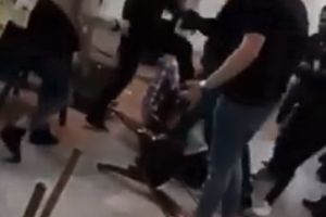 Scandal cu iz rasist în Oradea: Bătaie între un tânăr român şi unul de culoare în Pasajul Vulturul Negru (VIDEO)