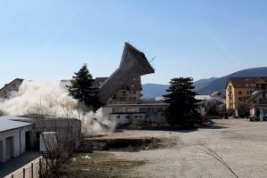 Turn de apă, pus la pământ prin implozie (FOTO-VIDEO)