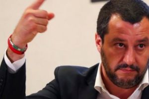 Salvini solicită castrarea chimică  „pentru viermii care au violat o turistă americană în Catania”