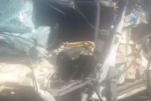 FOTO: Ciocnire între o autoutilitară şi un tir la Miheşu