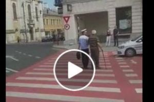 Poliţia Rutieră Cluj are suflet! S-a oprit din dirijat pentru a-l ajuta - VIDEO