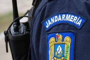 Jandarm lovit în timpul intervenţiei la un scandal