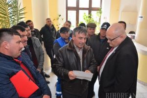 Ciobani la Prefectură: Crescătorii de oi şi vaci din Mădăras au reclamat majorarea abuzivă a taxei de păşunat şi ilegalităţi ale secretarei comunei (FOTO / VIDEO)