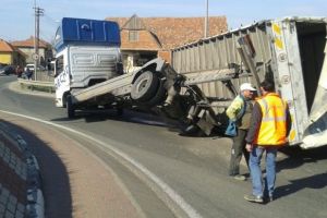 UPDATE / ATENȚIE ȘOFERI! Semiremorca unui TIR s-a RĂSTURNAT în sensul giratoriu de la Lancrăm. S-a reluat traficul Trafic blocat