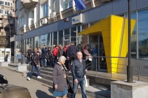 Cozile care se formeaza la Electrica Ploiesti (sucursala Gheorghe Doja) sunt din vina... platitorilor! Asta sustine compania