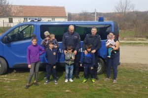 FOTO. Gest impresionant al jandarmilor. Au donat sânge şi au adus bucurie în casa unei familii cu şapte copii