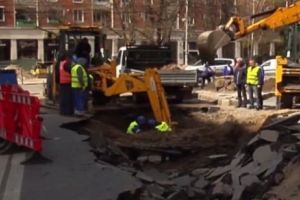 Dezastru la Galaţi. Un crater uriaş a apărut în centrul oraşului. Populaţia este îngrozită