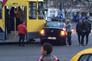 Accident in giratoriul de la Caraiman. O masina a fost lovita de tramvai