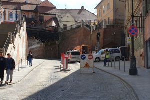 FOTO – Primăria schimbă barierele de la intrarea în Piaţa Mică – Noi facilităţi