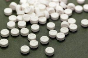 Trei tineri din Vâlcea acuziţi că vindeau ecstasy în licee au fost arestaţi preventiv