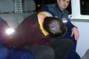 PUŞCĂRIE şi DAUNE MORALE de MILIOANE după ce i-a dat cu bâta în cap!