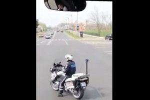 Poliţistul fericit din faţa Casei Poporului. „Când iubeşti ceea ce faci, nu simţi niciodată că munceşti!”