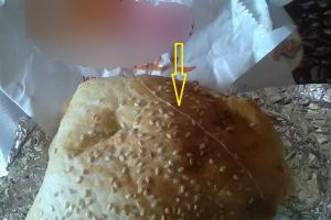 FOTO. ,,Surpriza” din mâncare, la un fast-food din Satu Mare