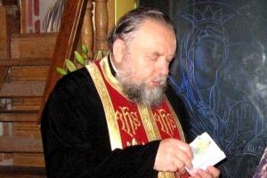 VIDEO Stareţul unei mânăstiri înjură şi blesteamă în biserică – ”Puneţi-vă ştreangul că vă aşteaptă Iadul oricum!”