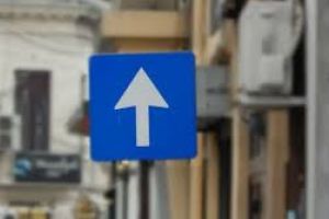 Toate indicatoarele rutiere din municipiu vor fi înlocuite