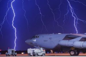 Trump îi trimite cel mai clar mesaj lui Putin: bombardiere B-52 în Europa