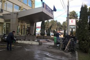 Câţiva poliţişti au igienizat parcarea Poliţiei municipiului Suceava