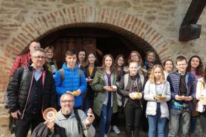 Zeci de elevi şi profesori din cinci ţări au învăţat despre meşteşugurile populare ...