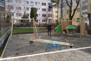 Opt locuri de joacă din Suceava, dotate cu echipamente moderne şi covor elastic