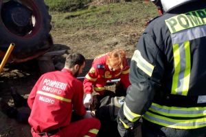 Bărbat la spital după ce s-a răsturnat cu tractorul şi a fost prins sub utilaj, în Timiş