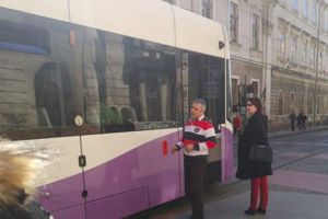 Vatman încuiat afară din tramvai şi călători blocaţi într-o garnitură Armonia