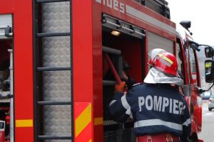 INCENDIU la o anexă gospodărească din Gârbova de Sus. Intervin pompierii din Aiud şi o ambulanţă SMURD