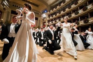 O seară vieneză: Orădenii, invitaţi la evenimentul monden al primăverii - un bal cu arii din opere celebre şi prezentări de modă