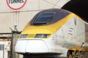 Trafic blocat în Eurotunel. O persoană s-a urcat pe acoperiş în semn de protest 