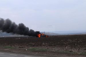 Un autoturism a ars ca o torţă pe un câmp de lângă Cumpărătura