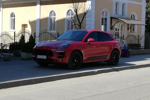 „Blonda” şi Porsche-ul.