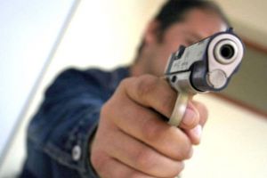 Focuri de armă trase de poliţişti după ce un bărbat i-a ameninţat cu cuţitul