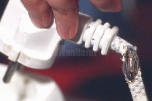 A murit electrocutată în timp ce spăla un covor